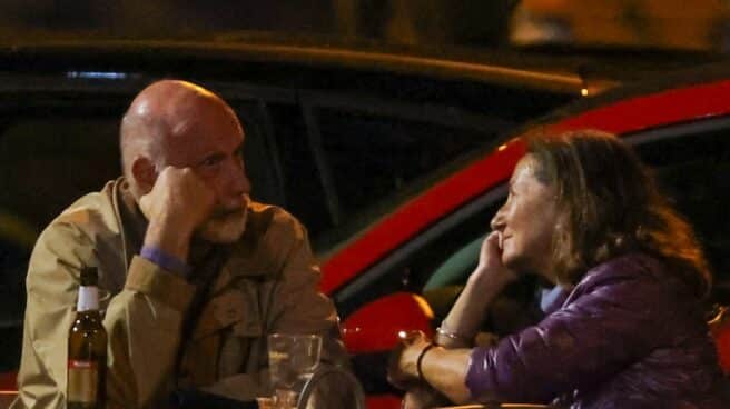 La madre de la Reina Letizia, consolida su amor con su novio Marcus Paloma Rocasolano, mirando a su pareja Marcus Tokuaboh
