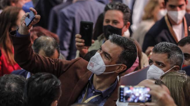 Pedro Sánchez rodeado de militancia en el congreso socialista
