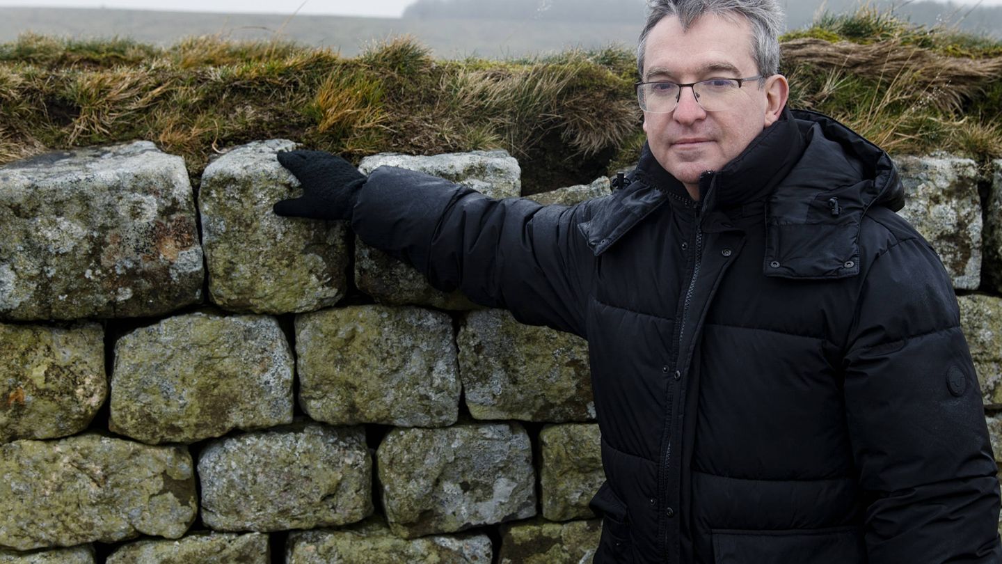 Santiago Posteguillo en el muro de Adriano en 2020.