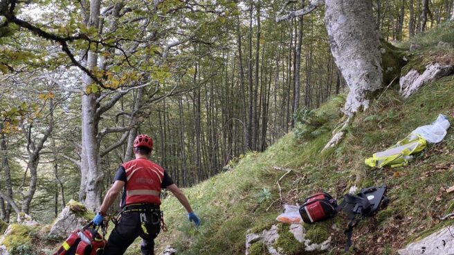 Fallece un senderista en el Parque Natural de los Collados del Asón (Cantabria) Operarios de Emergencias en el lugar del fallecimiento