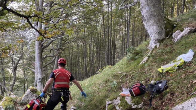 Operarios de Emergencias en el lugar del fallecimiento