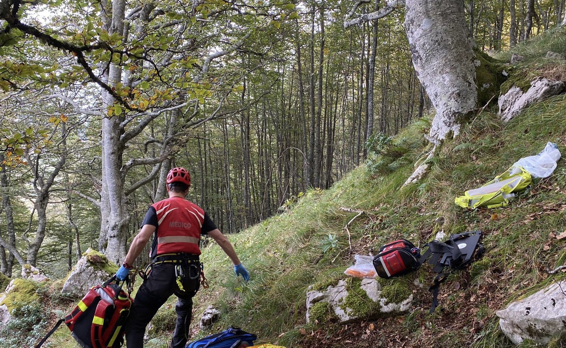 Operarios de Emergencias en el lugar del fallecimiento