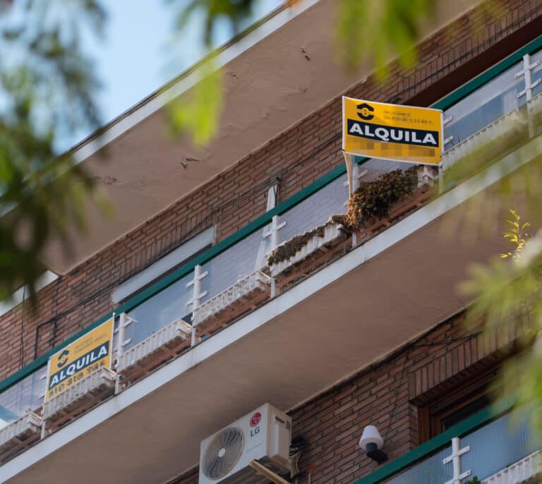 La oferta de vivienda en alquiler cae hasta un 40% mientras su precio se dispara