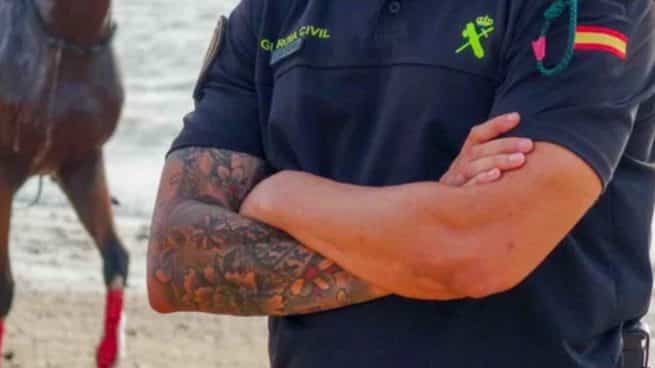 Tatuajes en el brazo de un Guardia Civil