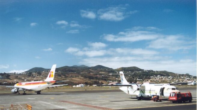 Dos aviones en el aeropuerto de Tenerife Norte. Dos aviones en el aeropuerto de Tenerife Norte.