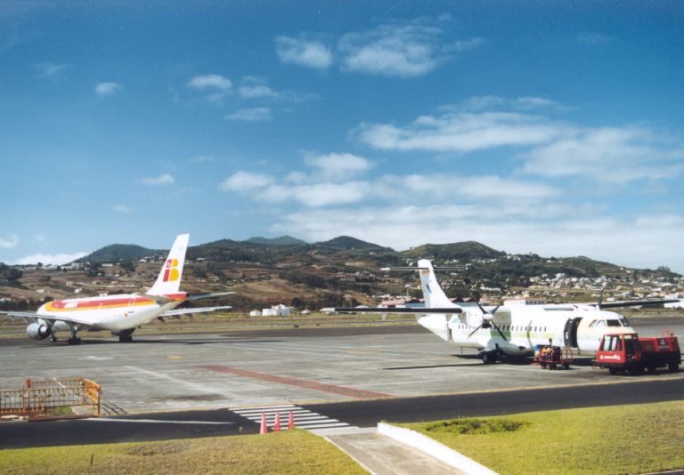 Un avión de Iberia frena en seco para no chocar con uno de Air Europa que aterrizaba