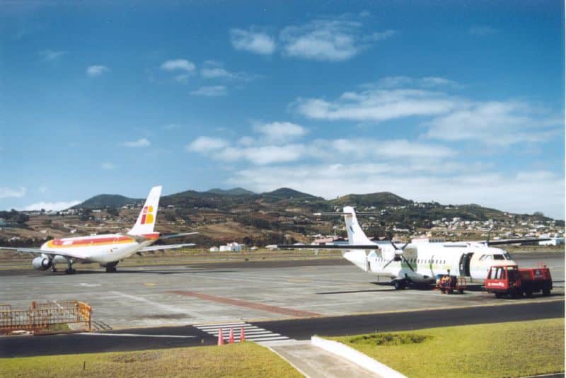 Dos aviones en el aeropuerto de Tenerife Norte.