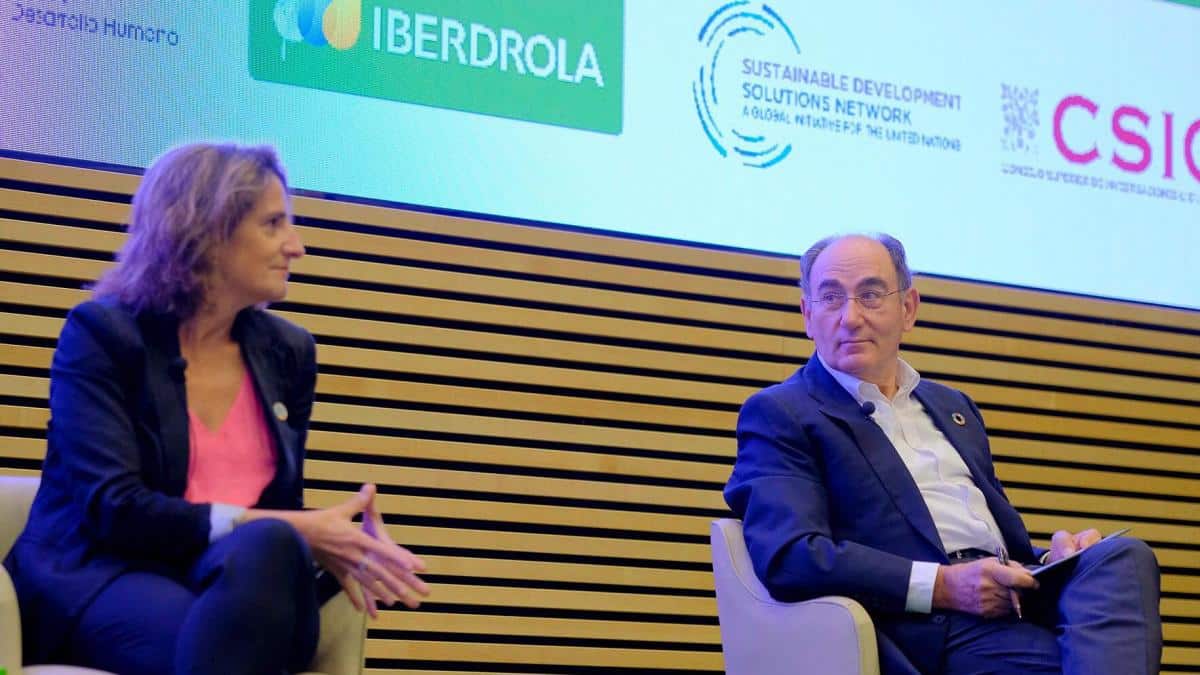 La vicepresidenta Teresa Ribera junto a Ignacio Galán, presidente de Iberdrola.