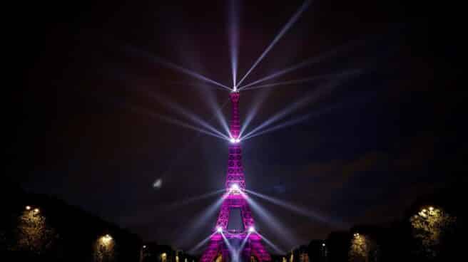 La torre Eiffel iluminada de rosa