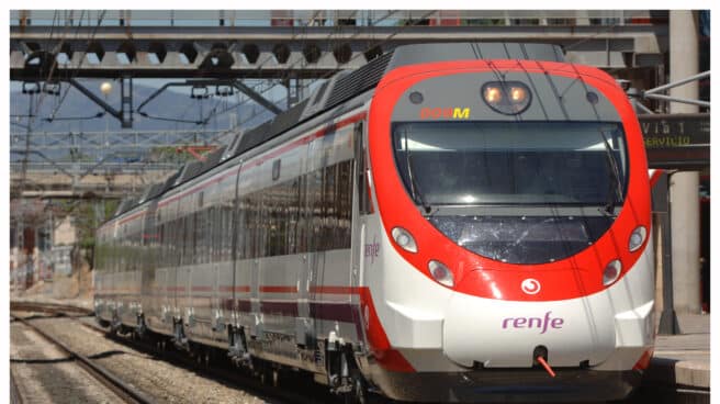 Un tren de Cercanías de Renfe. Un tren de Cercanías de Renfe.