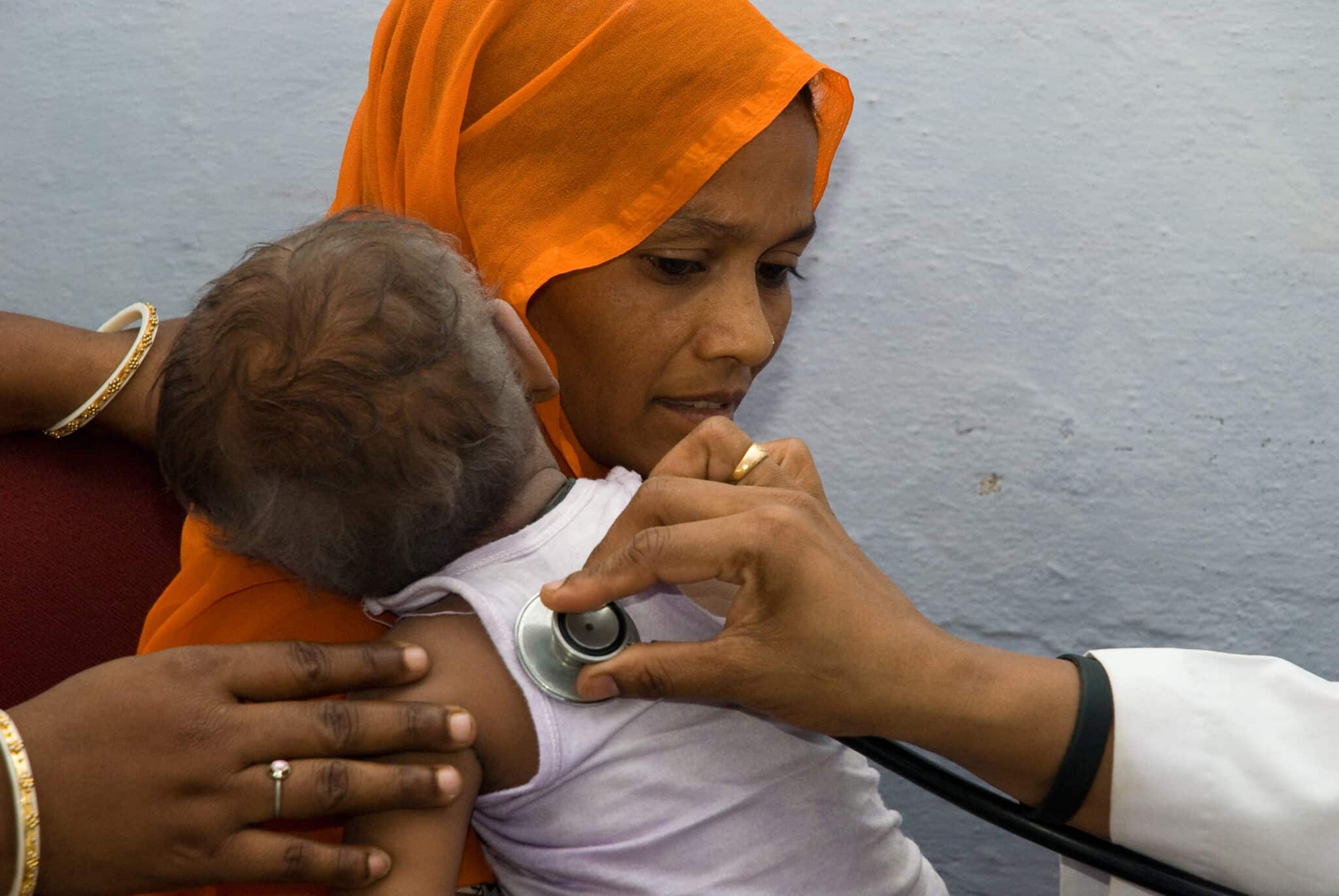 chequeo de tuberculosis a un bebé en la India