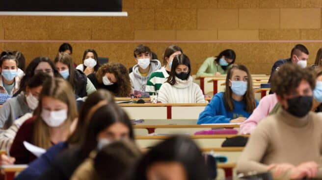 Estudiantes en una clase de universidad