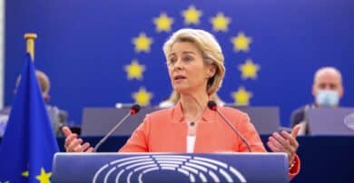 La presidenta de la Comisión Europea, Ursula von der Leyen, en la tribuna del Parlamento.
