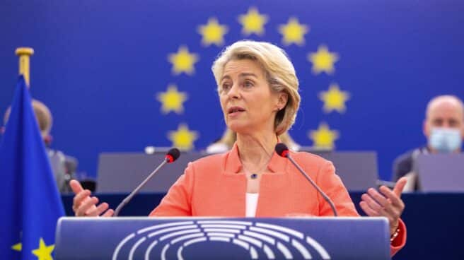 La presidenta de la Comisión Europea, Ursula von der Leyen, en la tribuna del Parlamento.