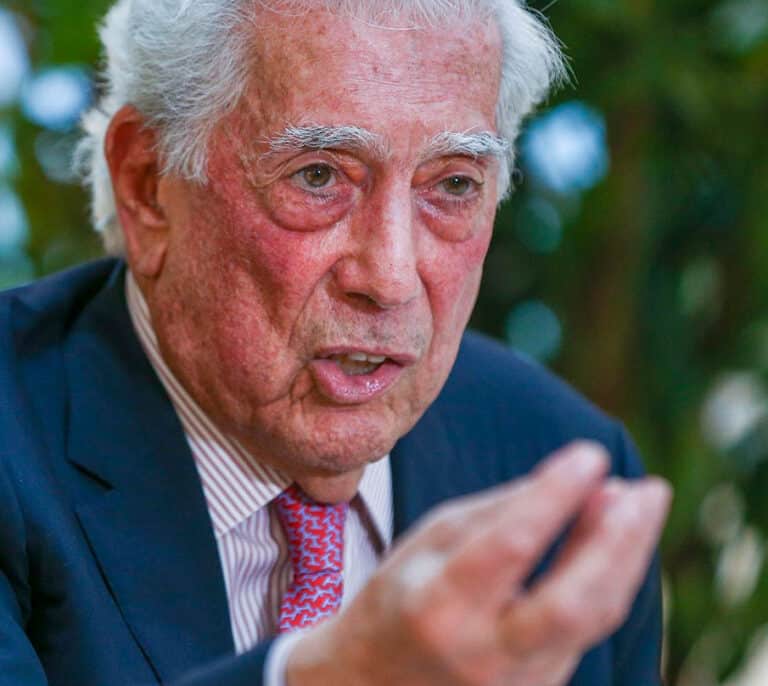 Vargas Llosa, hospitalizado desde el sábado por Covid