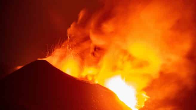 El volcán ha vuelto a dejar imágenes impresionantes por la velocidad de la lava