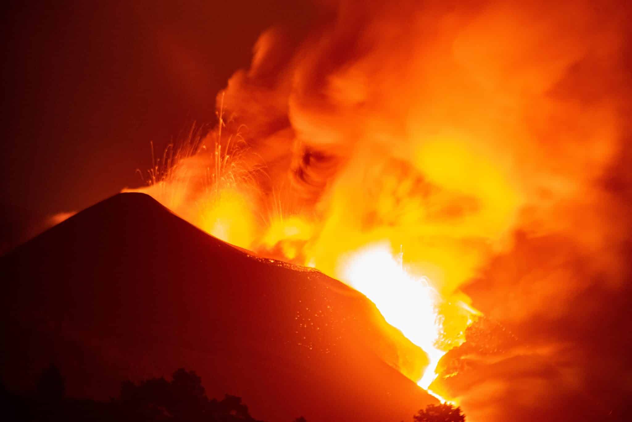 El volcán ha vuelto a dejar imágenes impresionantes por la velocidad de la lava