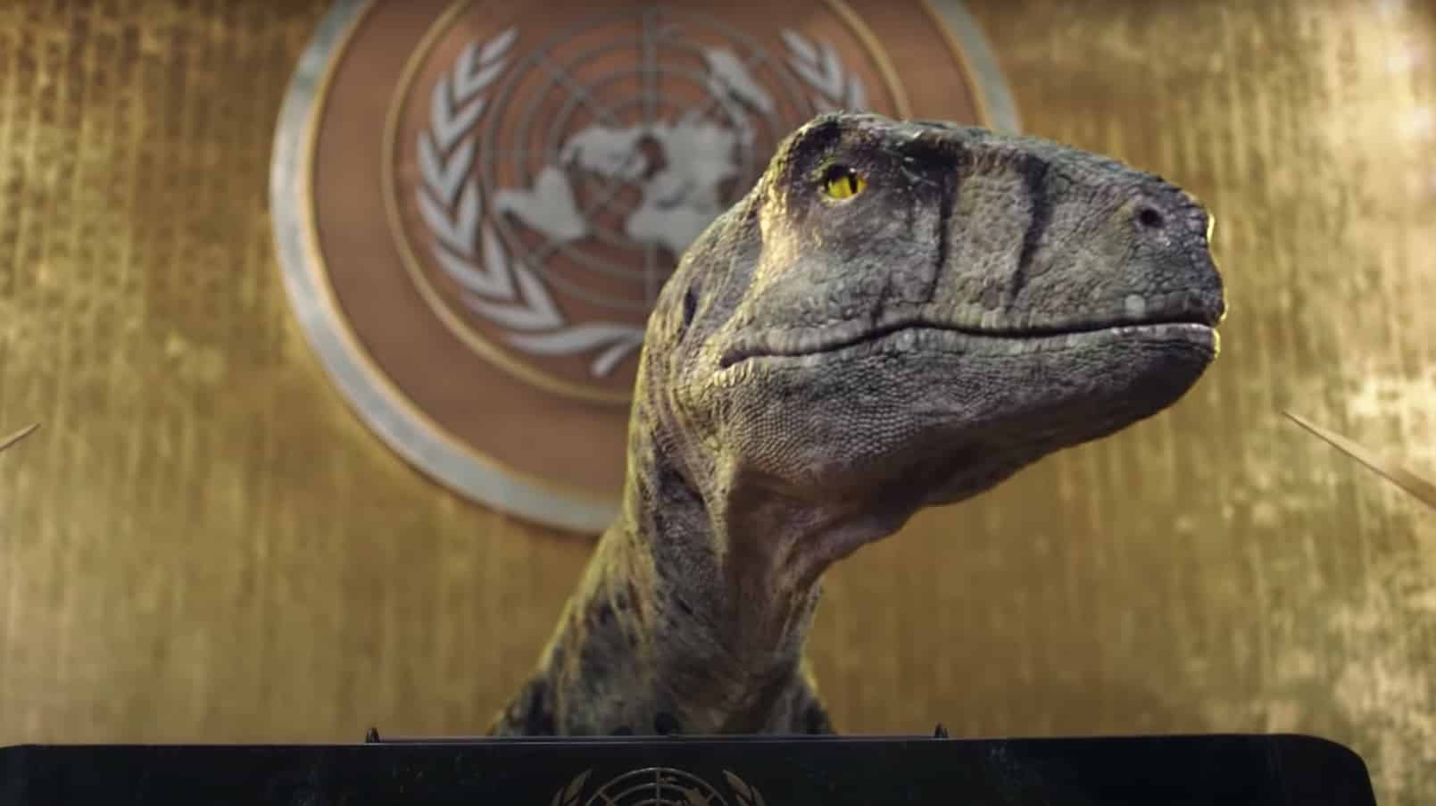 Imagen del vídeo de la ONU con el dinosaurio dando un discurso en la sede de la ONU