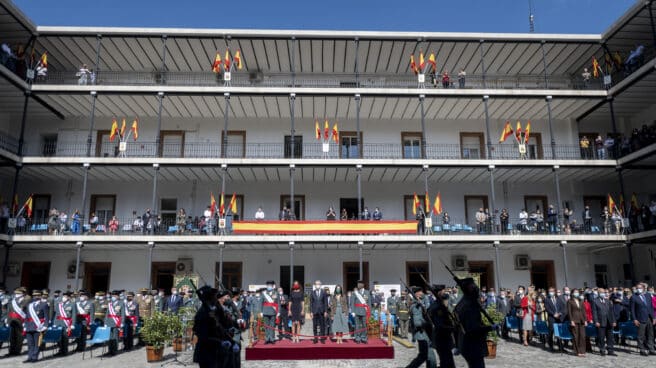 Los zaragozanos recuperan este Día del Pilar la ofrenda a su patrona Miembros de la Guardia Civil pasean durante los actos de celebración de la Patrona de la Guardia Civil, la Virgen del Pilar