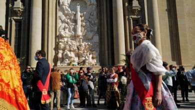 Emoción y devoción en la ofrenda más atípica a la Virgen del Pilar