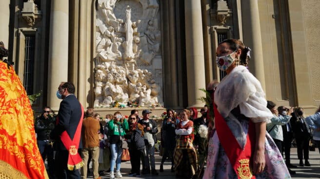 Una mujer vestida de "maña" en las inmediaciones de la Basílica del Pilar, donde hoy se realiza la tradicional ofrenda de flores a la Virgen del Pilar el día de su festividad