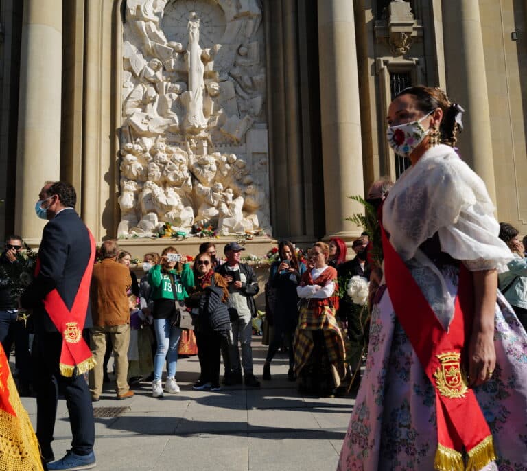 Emoción y devoción en la ofrenda más atípica a la Virgen del Pilar
