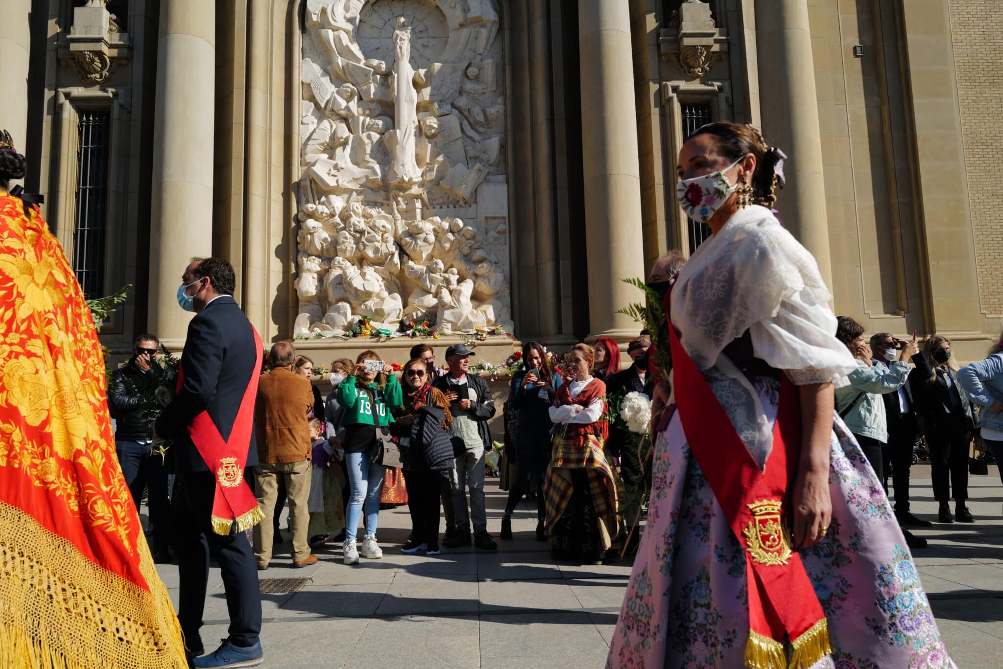 Una mujer vestida de "maña" en las inmediaciones de la Basílica del Pilar, donde hoy se realiza la tradicional ofrenda de flores a la Virgen del Pilar el día de su festividad