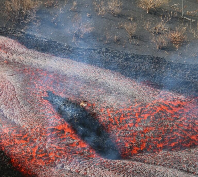 Preocupación por una colada del volcán de La Palma que avanza y ya ha destruido casas