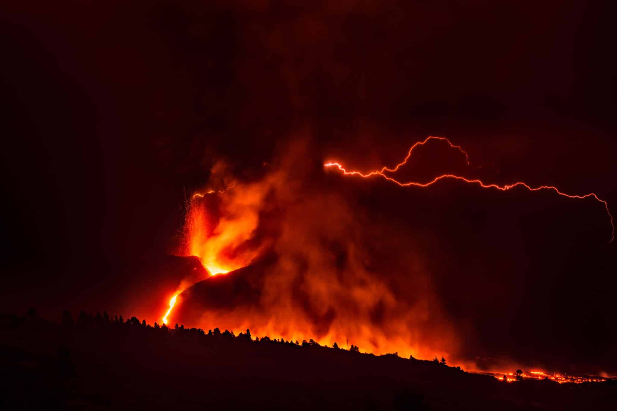 Vista nocturna del volcán de La Palma.