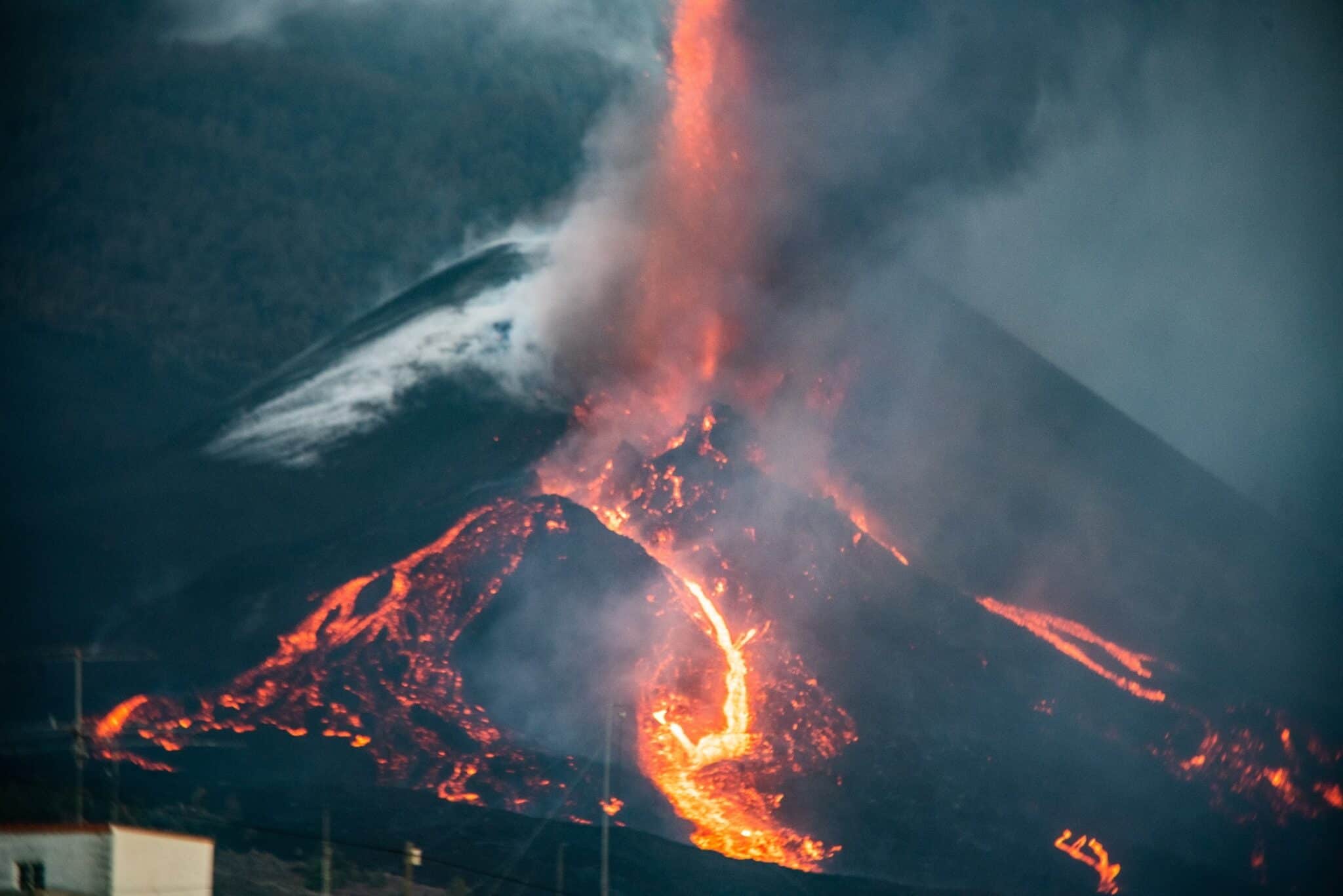 Colada de lava por el cono secundario del volcán de Cumbre Vieja