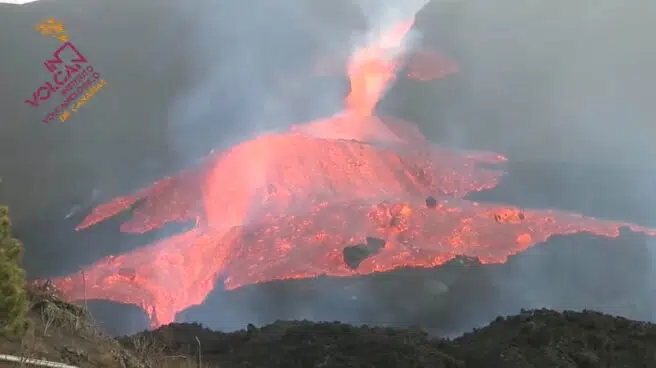 La colada de lava se desborda en el cono principal del volcán de La Palma