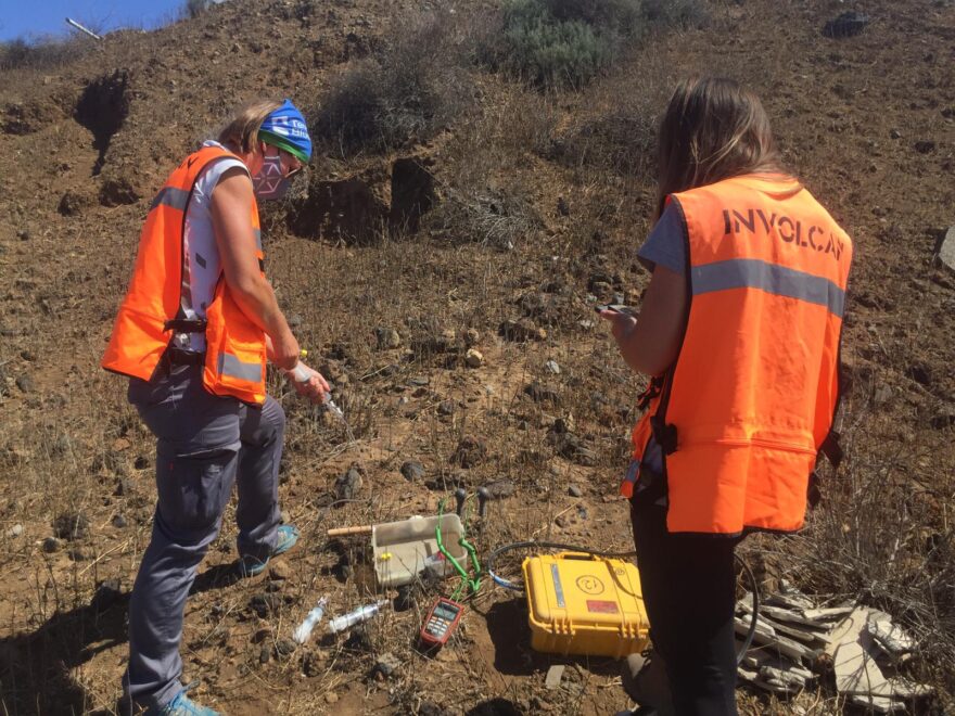 Beverley Coldwell, junto a una compañera de Involcan, tomando muestras en La Palma