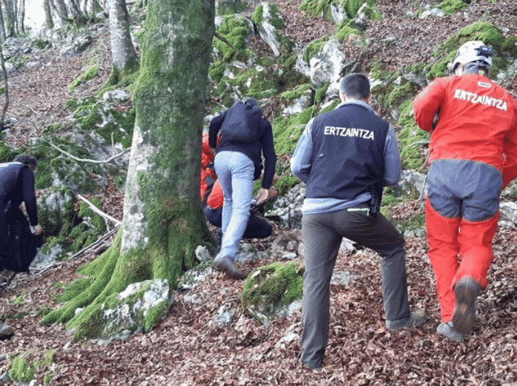 Agentes de Ertzaintza inspeccionan el lugar del zulo