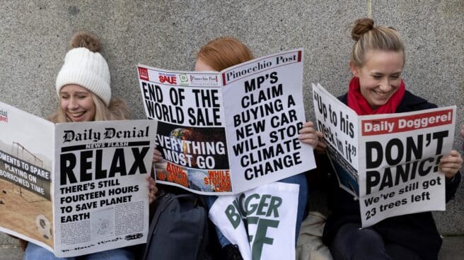Manifestantes parodian la poca urgencia que los políticos imprimen a la crisis climática.