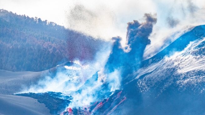 Se abre un nuevo foco emisor del volcán de La Palma y repunta la sismicidad El volcán de Cumbre Vieja ha abierto este domingo nuevos focos de emisión de lava por la zona norte del cono volcánico.
