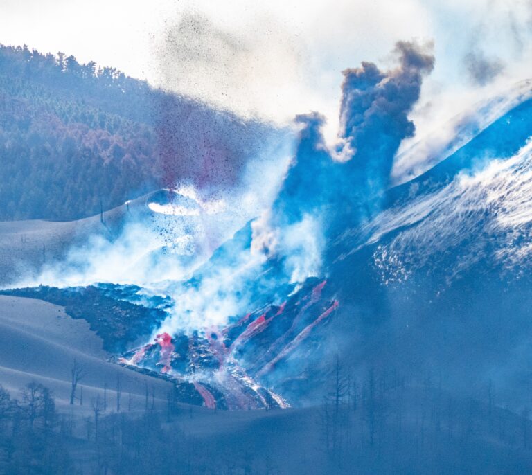 La emisión de SO2 se dispara y los científicos prevén que sea la erupción más larga en 500 años