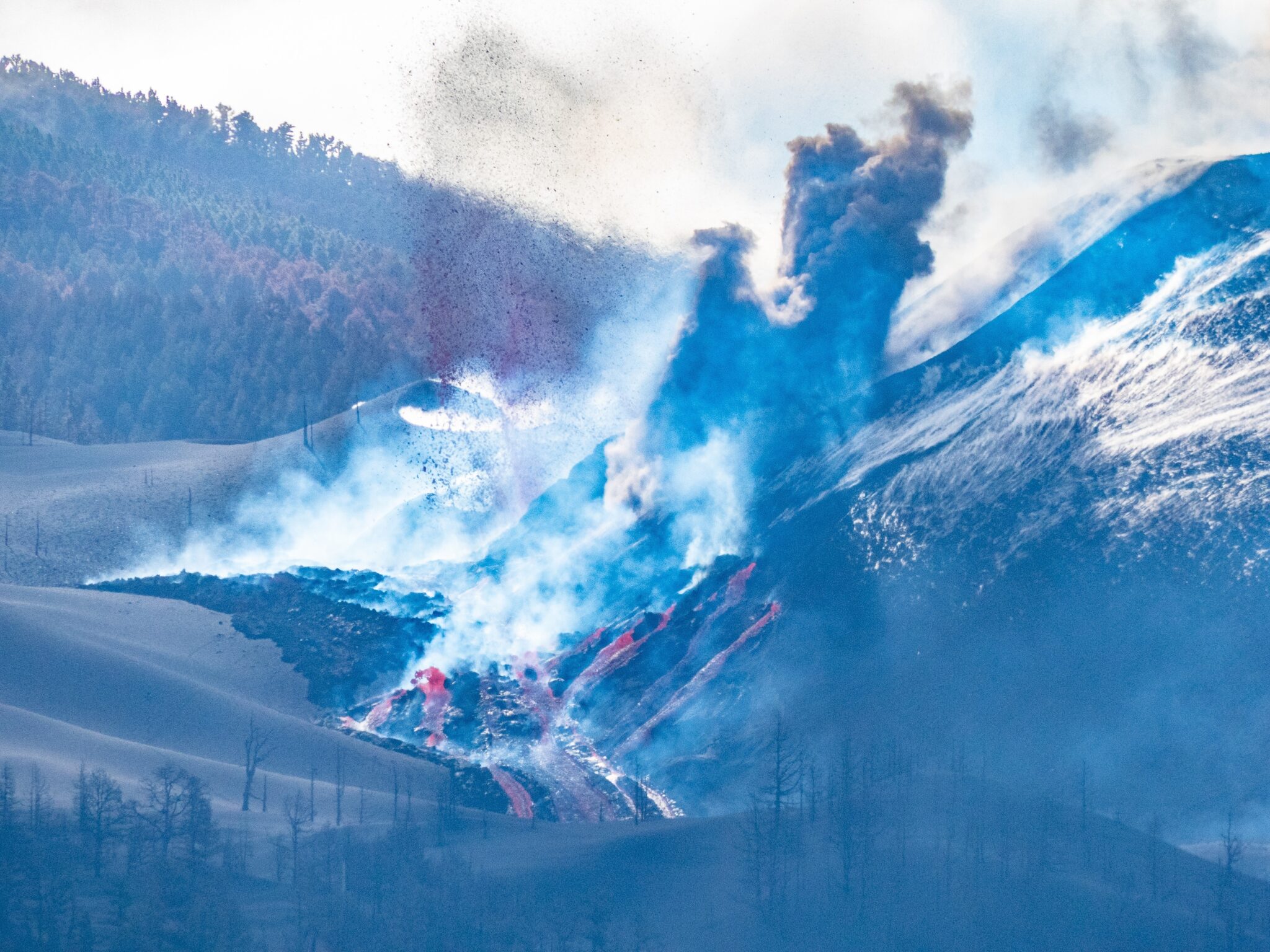 El volcán de Cumbre Vieja ha abierto este domingo nuevos focos de emisión de lava por la zona norte del cono volcánico.