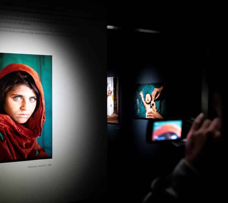 'La niña afgana', de Steve McCurry, llega a Madrid