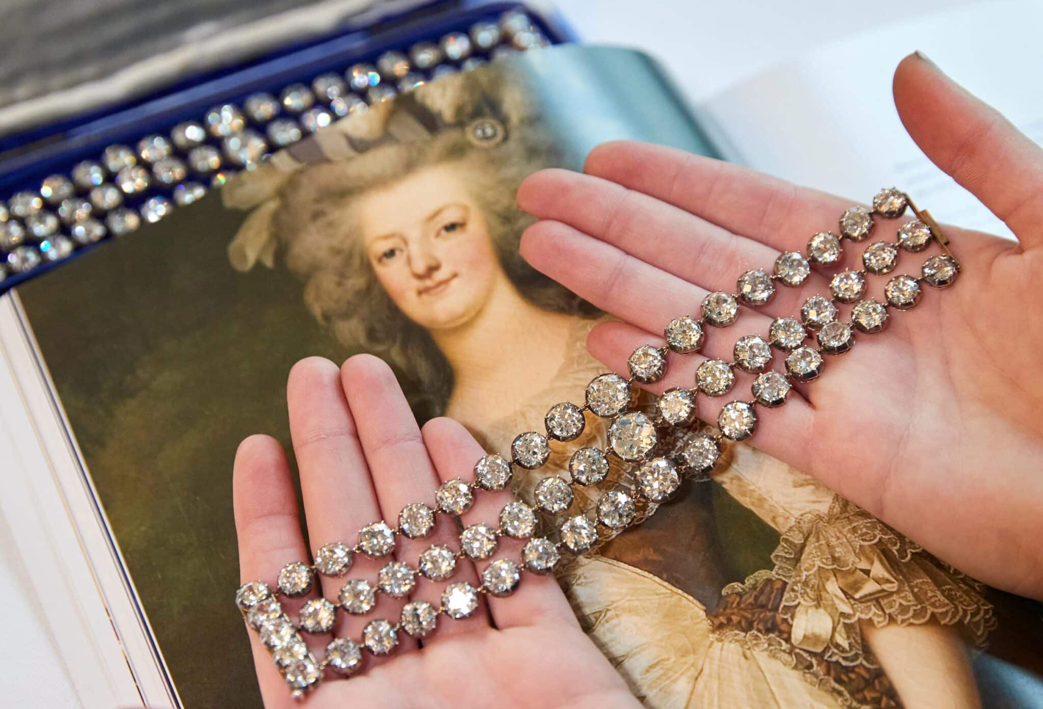 Los icónicos brazaletes de María Antonieta que una familia española ha vendido por 7 millones de euros