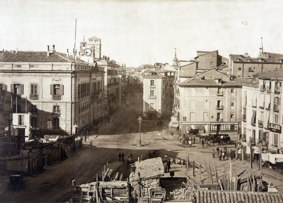 n esta imagen se pude ver a la Puerta del Sol tal y como era en 1857.