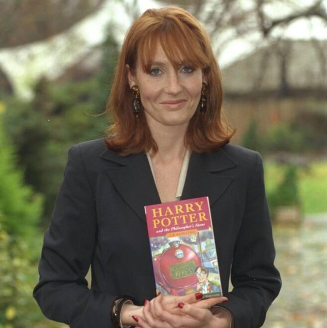 Joanne Rowling con su primer libro publicado 'Harry Potter y la Piedra Filosofal'