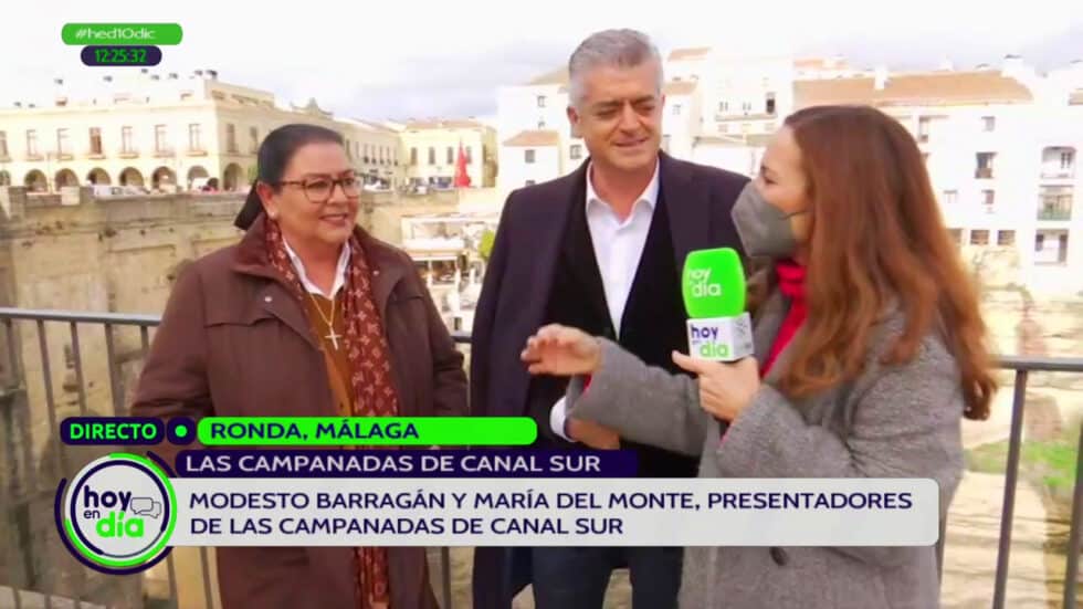 María del Monte y Modesto Barragán en Canal Sur hablando con una reportera sobre las próximas campanadas