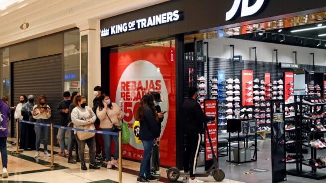 Tienda de zapatillas en un centro comercial