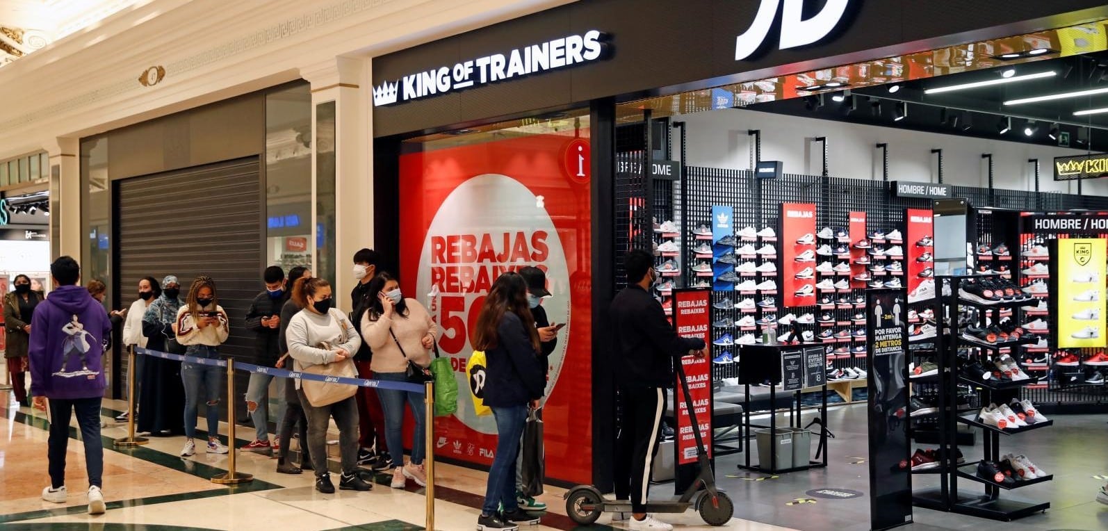 Tienda de zapatillas en un centro comercial