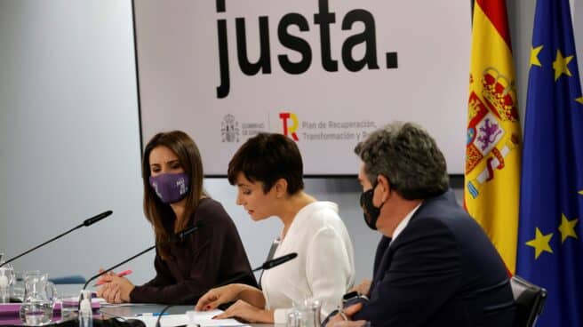 La ministra de Política Territorial y portavoz del Gobierno, Isabel Rodríguez (c); la ministra de Igualdad, Irene Montero, y el responsable de Inclusión, Seguridad Social y Migraciones, José Luis Escrivá, dan la rueda de prensa posterior al Consejo de Ministros, este martes, en el complejo del Palacio de la Moncloa.