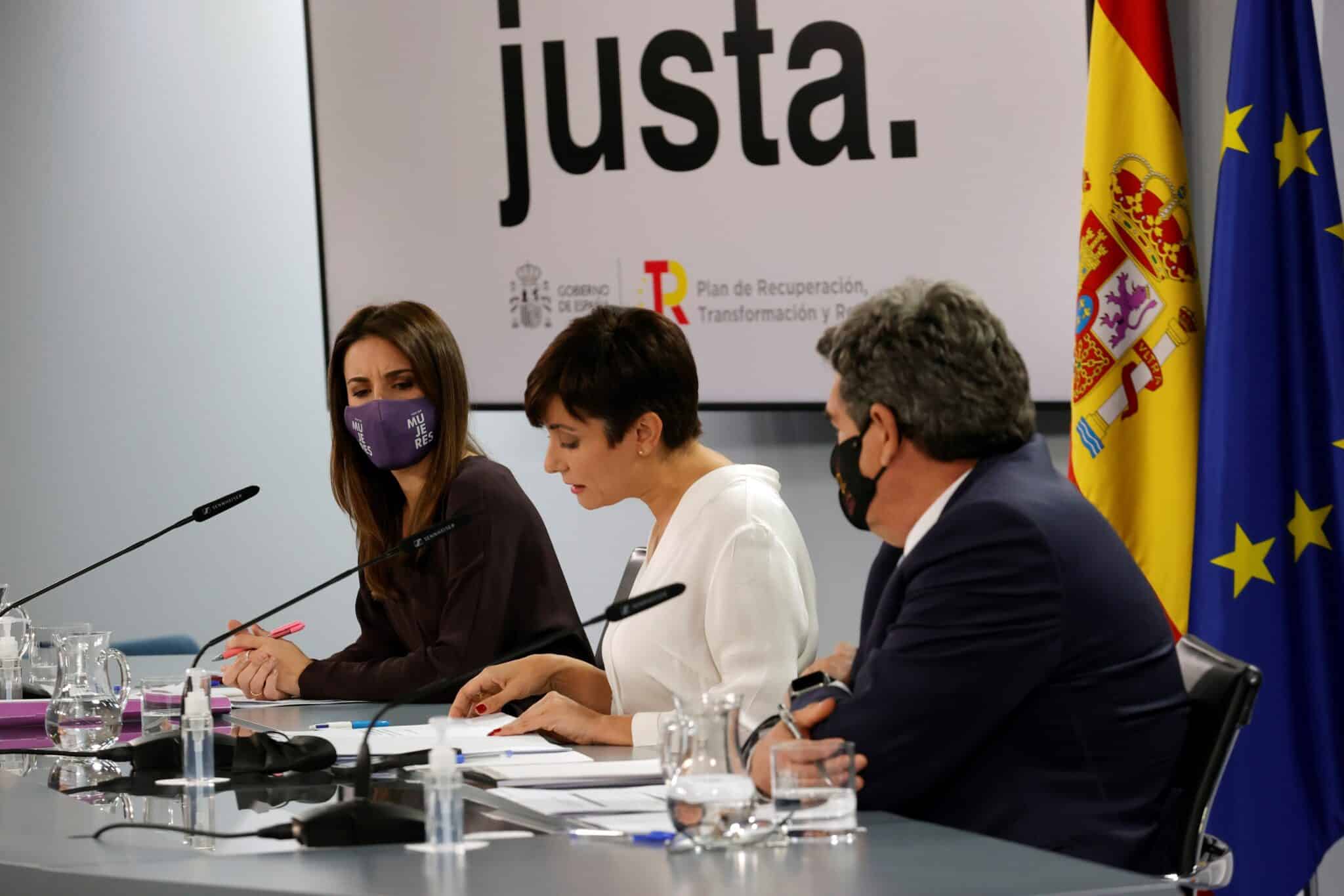 La ministra de Política Territorial y portavoz del Gobierno, Isabel Rodríguez (c); la ministra de Igualdad, Irene Montero, y el responsable de Inclusión, Seguridad Social y Migraciones, José Luis Escrivá, dan la rueda de prensa posterior al Consejo de Ministros, este martes, en el complejo del Palacio de la Moncloa.