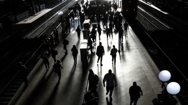 Decenas de pasajeros desembarcan del tren en el centro de Sao Paulo (Brasil).