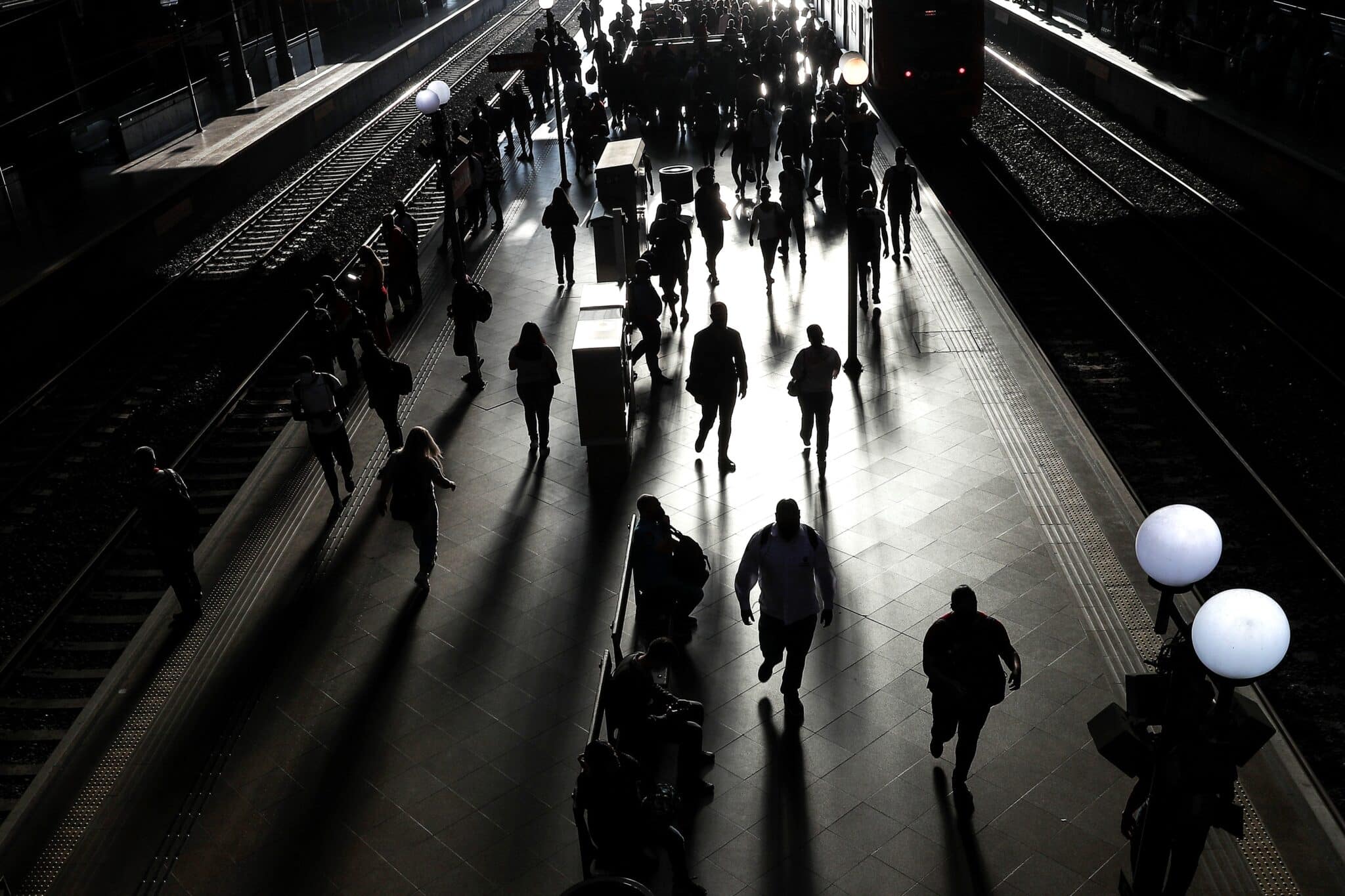 Decenas de pasajeros desembarcan del tren en el centro de Sao Paulo (Brasil).