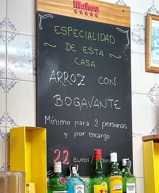 Cartel informativo de la especialidad de la casa, el arroz con bogavante.