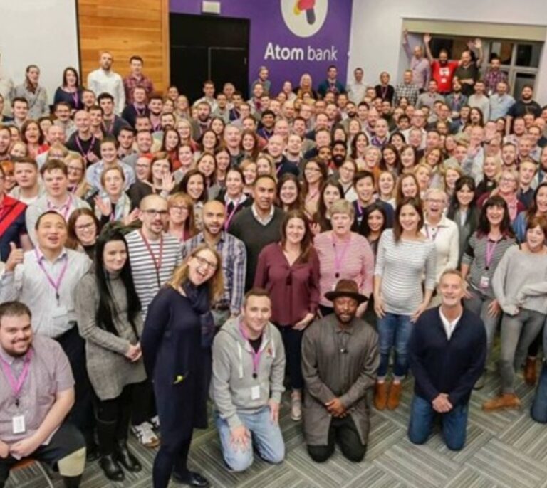 El banco británico Atom Bank reduce la jornada a cuatro días y mantiene el mismo salario para sus 400 empleados
